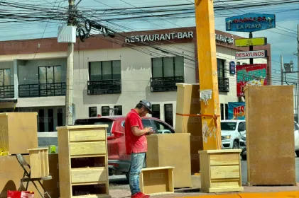 Carpintero de Veracruz vende muebles en camellones de Juárez