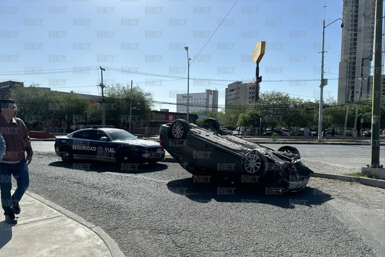 Accidente en Paseo de la Victoria deja vehículo volcado