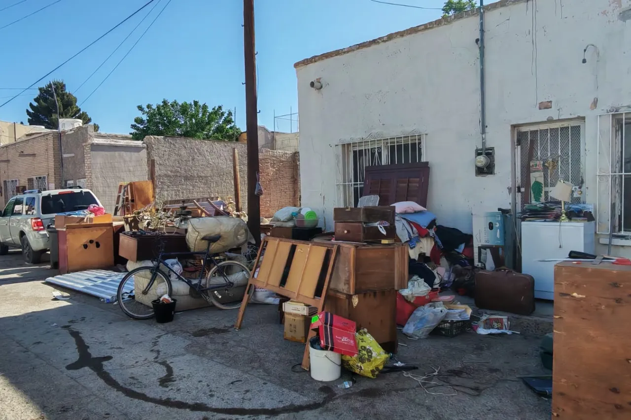 Familia pasa la noche en la calle tras desalojo en Partido Romero