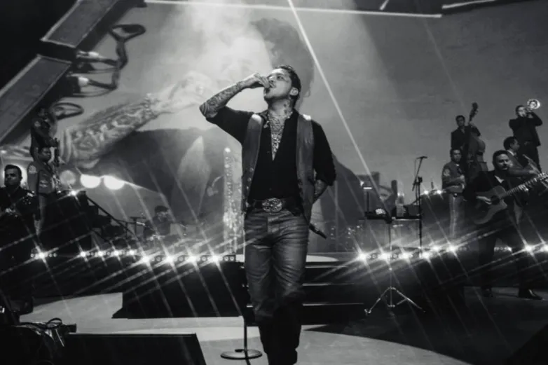 Reaparece Nodal en concierto, canta 'Vete ya' y desata especulaciones