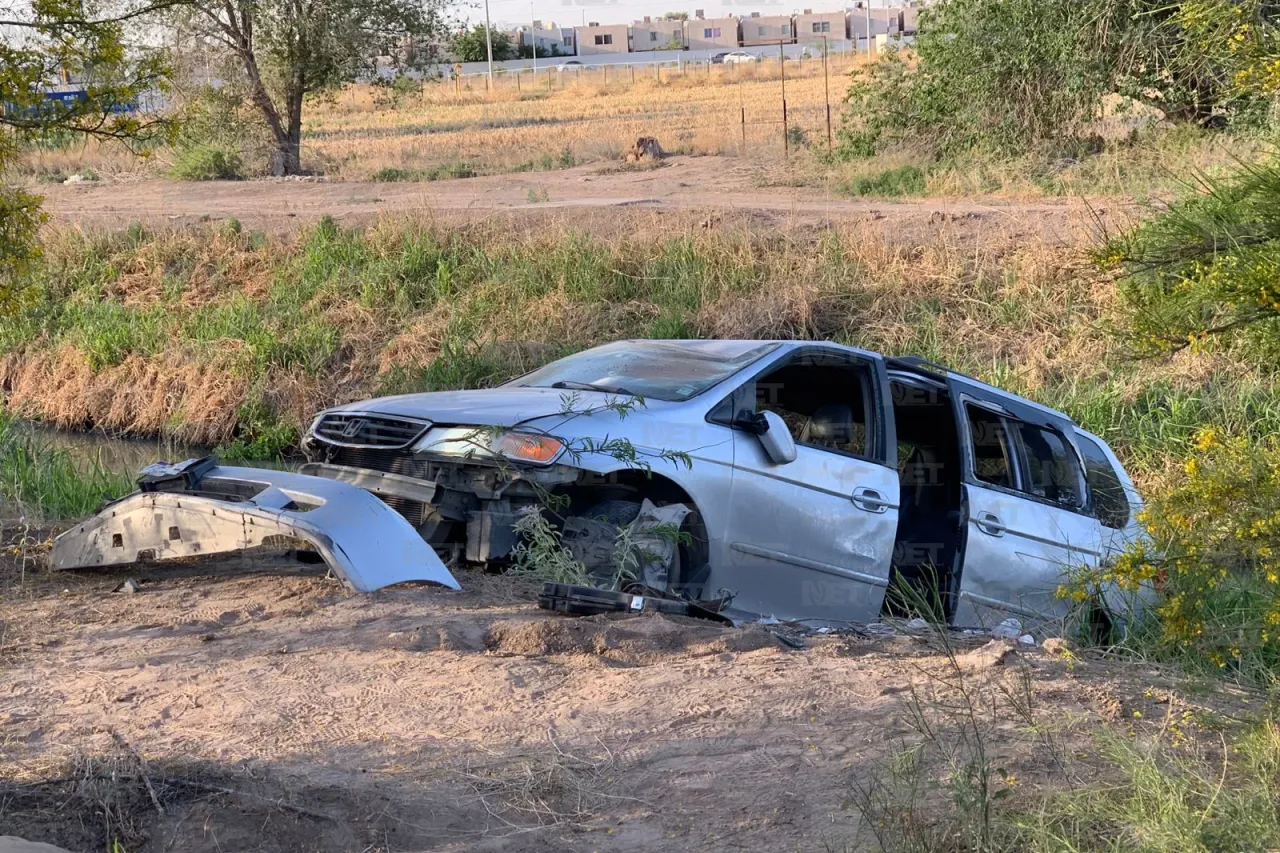 Cae camioneta a canal en bulevar Juan Pablo II; conductora se da a la fuga