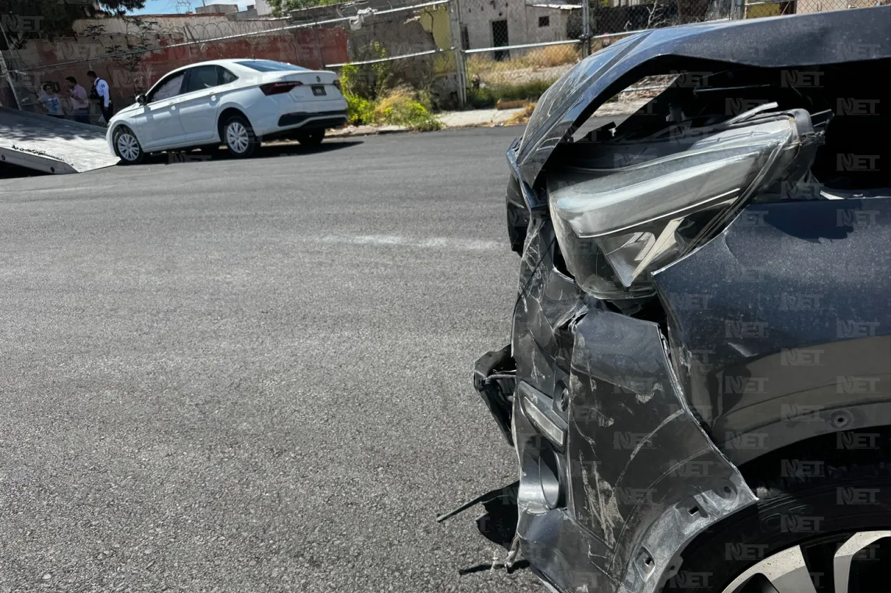 Se pasa semáforo en rojo y provoca choque en Insurgentes