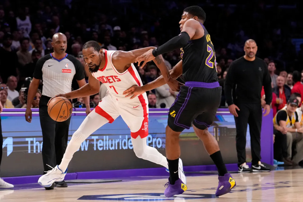 LeBron James lidera a Lakers ante Rockets y toma ventaja 2-0 en playoffs