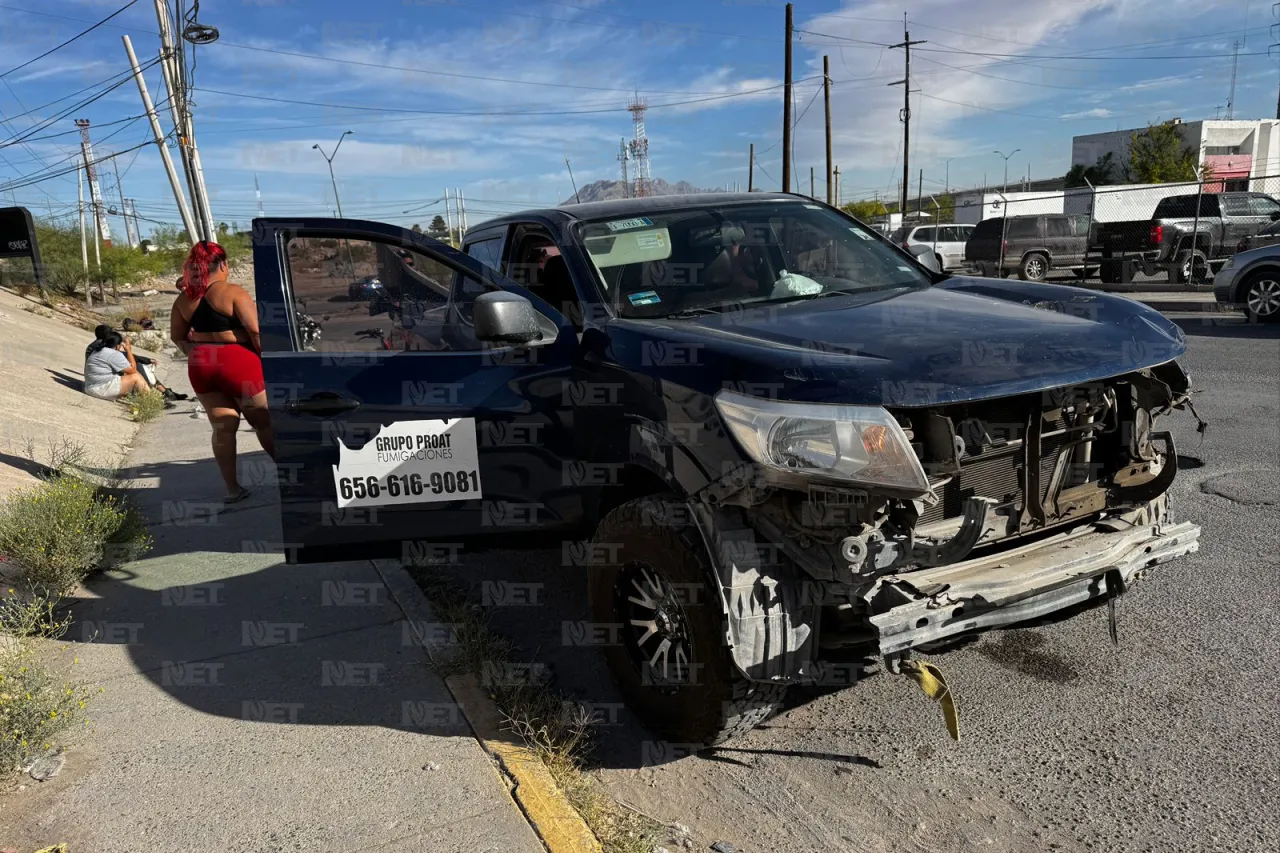 Choque entre moto y camioneta deja un herido en Juárez