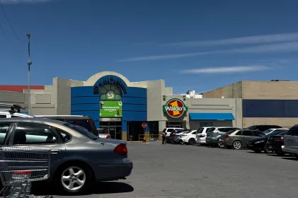 Limita Plaza de Las Américas su estacionamiento solo a clientes