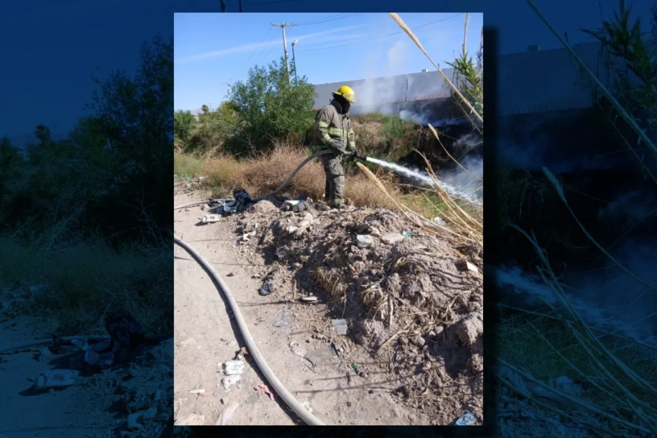 Incendio en acequia moviliza a bomberos en la Lucio Blanco