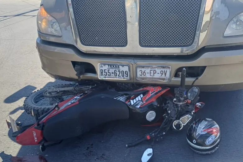 Motociclista resulta con fractura expuesta tras choque con tráiler