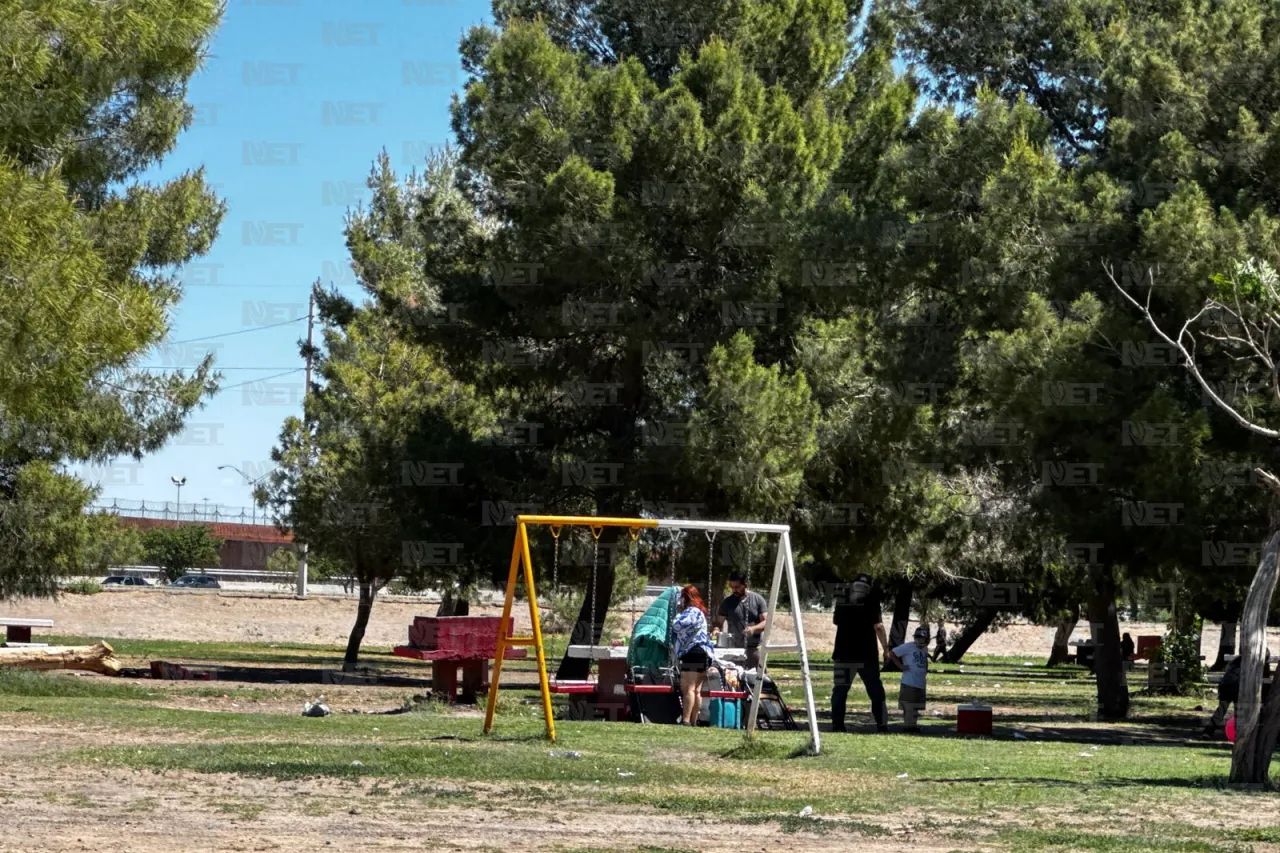 Acuden familias a El Chamizal pese a fuertes vientos en Juárez