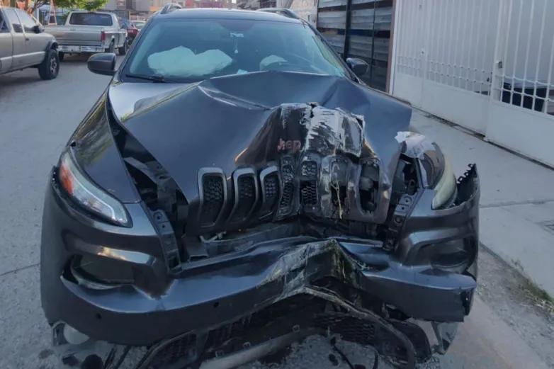 Abandona su Jeep tras impactarse contra poste