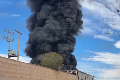 Consume incendio recicladora y genera columna de humo en Chihuahua