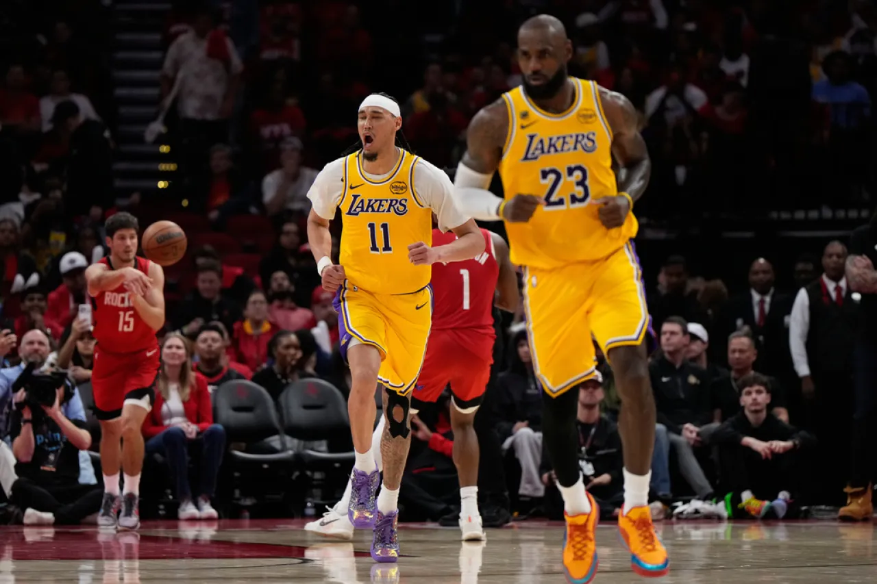 LeBron James lidera a unos Lakers diezmados y elimina a los Rockets